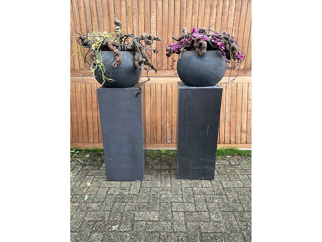 Decoratiebloempot op loden zuil (2x) - afbeelding 2 van  8