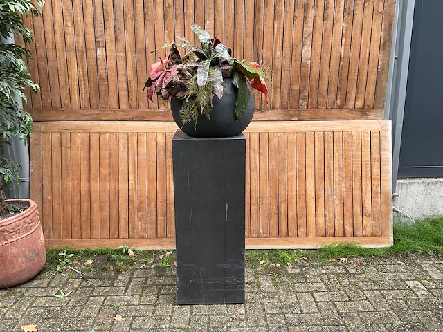 Decoratiebloempot op loden zuil - afbeelding 1 van  5