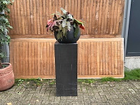 Decoratiebloempot op loden zuil - afbeelding 1 van  5