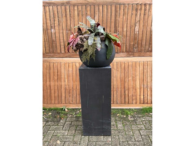 Decoratiebloempot op loden zuil - afbeelding 2 van  5