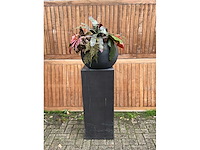 Decoratiebloempot op loden zuil - afbeelding 2 van  5