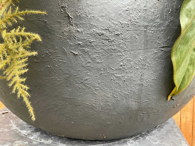 Decoratiebloempot op loden zuil - afbeelding 4 van  5