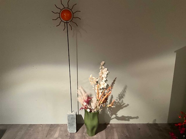 Decoratief beeld en vaas met div kunstbloemen - afbeelding 1 van  7