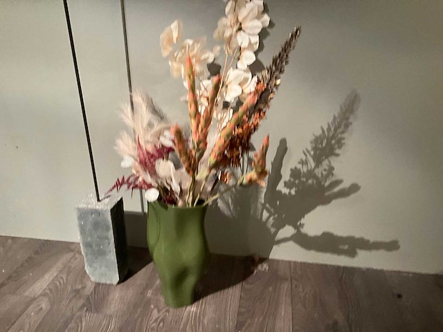 Decoratief beeld en vaas met div kunstbloemen - afbeelding 2 van  7