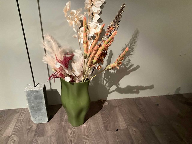 Decoratief beeld en vaas met div kunstbloemen - afbeelding 3 van  7