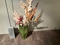 Decoratief beeld en vaas met div kunstbloemen - afbeelding 3 van  7