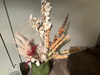 Decoratief beeld en vaas met div kunstbloemen - afbeelding 4 van  7