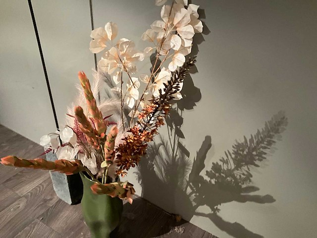 Decoratief beeld en vaas met div kunstbloemen - afbeelding 5 van  7