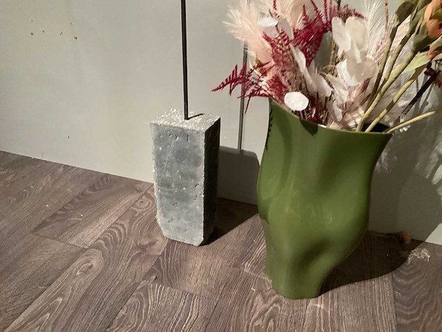Decoratief beeld en vaas met div kunstbloemen - afbeelding 6 van  7