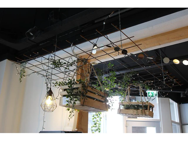 Decoratief betonijzerrek met kunstplanten en verlichting. - afbeelding 1 van  2