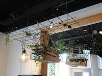 Decoratief betonijzerrek met kunstplanten en verlichting. - afbeelding 1 van  2