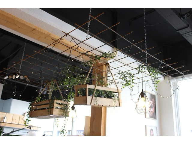 Decoratief betonijzerrek met kunstplanten en verlichting. - afbeelding 2 van  2