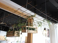 Decoratief betonijzerrek met kunstplanten en verlichting. - afbeelding 2 van  2