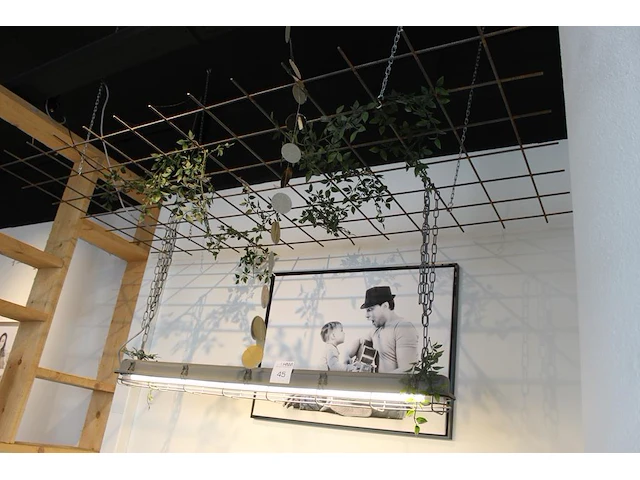 Decoratief betonijzerrek met kunstplanten en verlichting. - afbeelding 1 van  2