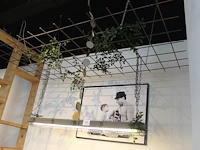 Decoratief betonijzerrek met kunstplanten en verlichting. - afbeelding 1 van  2