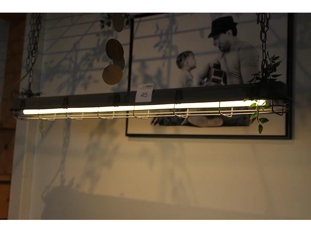 Decoratief betonijzerrek met kunstplanten en verlichting. - afbeelding 2 van  2