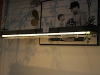 Decoratief betonijzerrek met kunstplanten en verlichting. - afbeelding 2 van  2