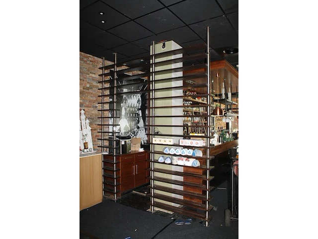 Decoratief flessenrek met doorgang en verlichting. afmeting 268 x 18 cm. in hoogte verstelbaar. huidige ops... - afbeelding 2 van  3