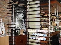 Decoratief flessenrek met doorgang en verlichting. afmeting 268 x 18 cm. in hoogte verstelbaar. huidige ops... - afbeelding 2 van  3