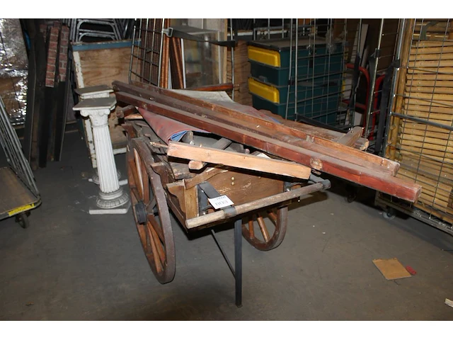 Decoratief houten kraampje. afmeting 145 x 70 cm - afbeelding 1 van  2