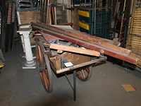 Decoratief houten kraampje. afmeting 145 x 70 cm - afbeelding 1 van  2