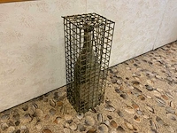 Decoratiemateriaal wijnfles in kooi - afbeelding 2 van  6