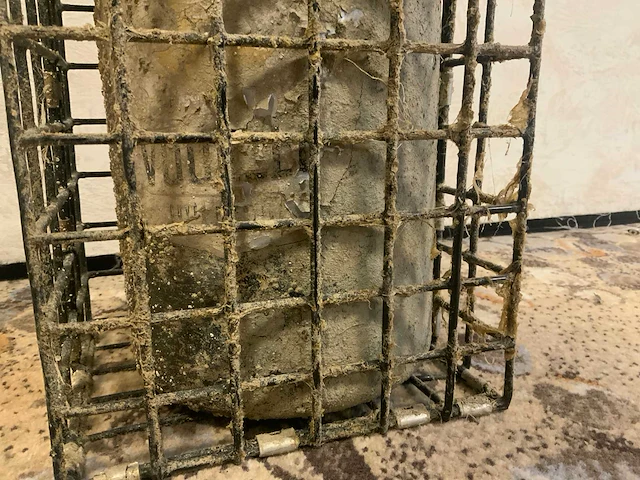 Decoratiemateriaal wijnfles in kooi - afbeelding 4 van  6