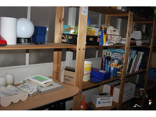 Decoratiematerialen, boeken, spellen reclamematerialen en kerstproducten in houten stelling. let op exclusi... - afbeelding 2 van  8