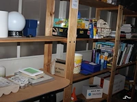 Decoratiematerialen, boeken, spellen reclamematerialen en kerstproducten in houten stelling. let op exclusi... - afbeelding 2 van  8