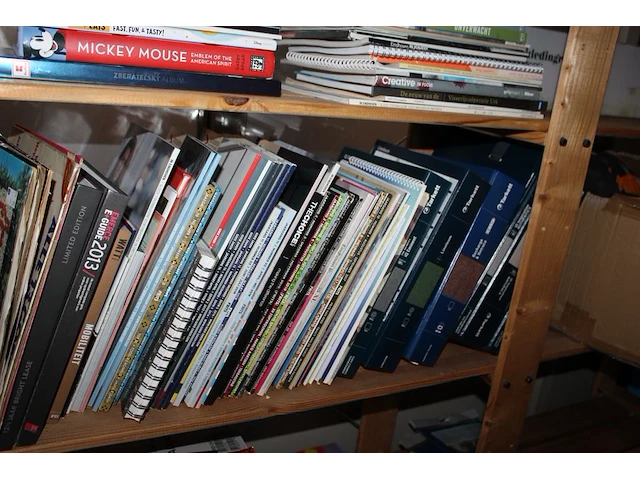 Decoratiematerialen, boeken, spellen reclamematerialen en kerstproducten in houten stelling. let op exclusi... - afbeelding 3 van  8