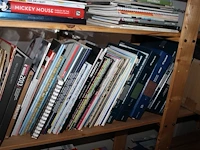 Decoratiematerialen, boeken, spellen reclamematerialen en kerstproducten in houten stelling. let op exclusi... - afbeelding 3 van  8