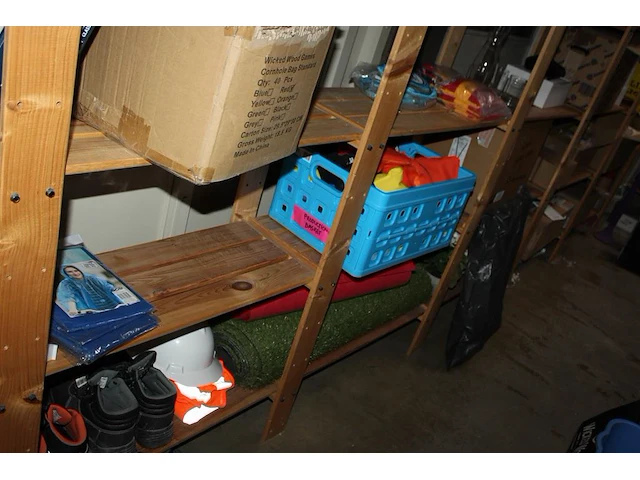 Decoratiematerialen, boeken, spellen reclamematerialen en kerstproducten in houten stelling. let op exclusi... - afbeelding 4 van  8