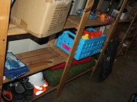 Decoratiematerialen, boeken, spellen reclamematerialen en kerstproducten in houten stelling. let op exclusi... - afbeelding 4 van  8