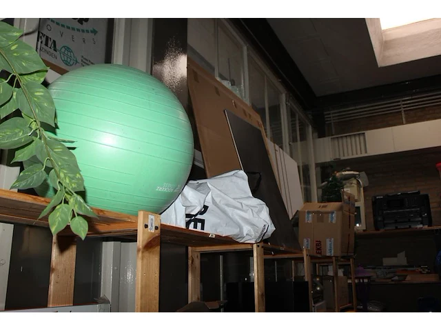 Decoratiematerialen, boeken, spellen reclamematerialen en kerstproducten in houten stelling. let op exclusi... - afbeelding 5 van  8