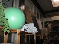 Decoratiematerialen, boeken, spellen reclamematerialen en kerstproducten in houten stelling. let op exclusi... - afbeelding 5 van  8