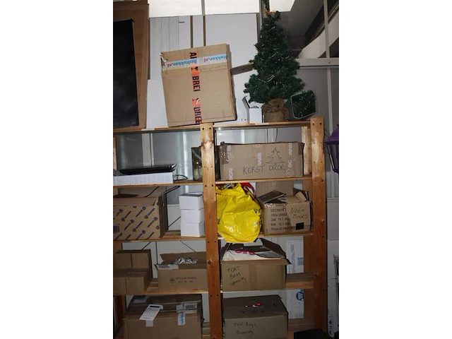 Decoratiematerialen, boeken, spellen reclamematerialen en kerstproducten in houten stelling. let op exclusi... - afbeelding 6 van  8