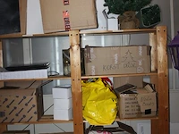 Decoratiematerialen, boeken, spellen reclamematerialen en kerstproducten in houten stelling. let op exclusi... - afbeelding 6 van  8