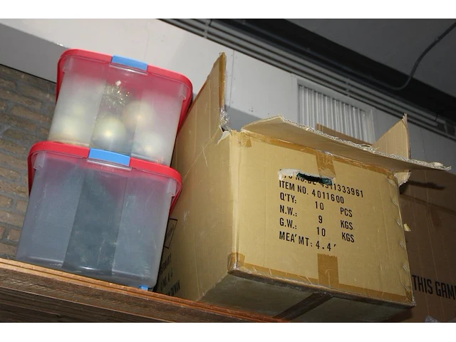 Decoratiematerialen, boeken, spellen reclamematerialen en kerstproducten in houten stelling. let op exclusi... - afbeelding 7 van  8