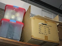 Decoratiematerialen, boeken, spellen reclamematerialen en kerstproducten in houten stelling. let op exclusi... - afbeelding 7 van  8