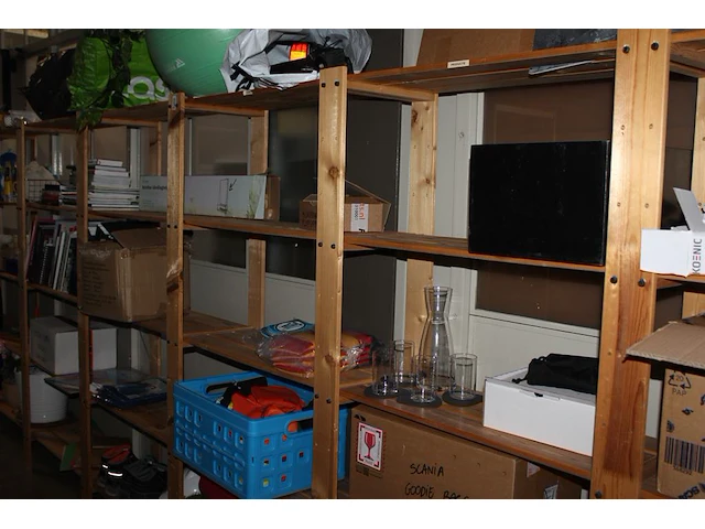 Decoratiematerialen, boeken, spellen reclamematerialen en kerstproducten in houten stelling. let op exclusi... - afbeelding 8 van  8