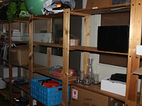 Decoratiematerialen, boeken, spellen reclamematerialen en kerstproducten in houten stelling. let op exclusi... - afbeelding 8 van  8