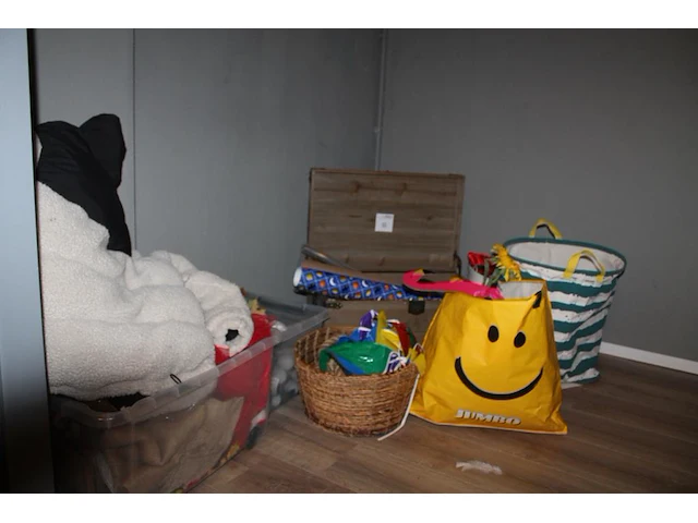 Decoratiematerialen, inpakpapier, verkleedspullen enz. in kist, tassen, manden en kunststof kratten - afbeelding 1 van  7