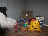 Decoratiematerialen, inpakpapier, verkleedspullen enz. in kist, tassen, manden en kunststof kratten - afbeelding 1 van  7