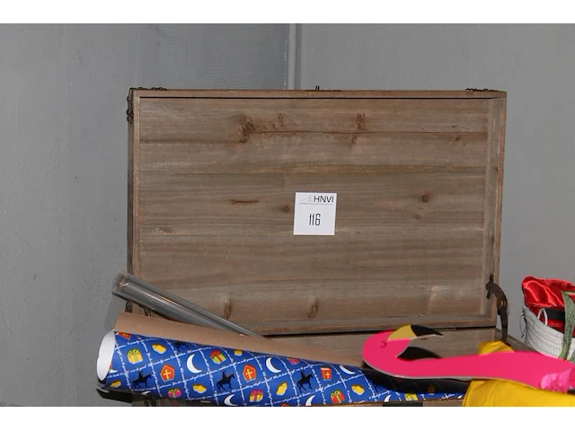 Decoratiematerialen, inpakpapier, verkleedspullen enz. in kist, tassen, manden en kunststof kratten - afbeelding 2 van  7