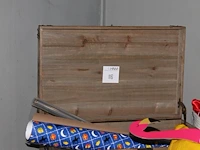 Decoratiematerialen, inpakpapier, verkleedspullen enz. in kist, tassen, manden en kunststof kratten - afbeelding 2 van  7