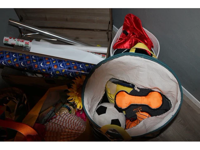 Decoratiematerialen, inpakpapier, verkleedspullen enz. in kist, tassen, manden en kunststof kratten - afbeelding 3 van  7