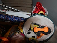 Decoratiematerialen, inpakpapier, verkleedspullen enz. in kist, tassen, manden en kunststof kratten - afbeelding 3 van  7