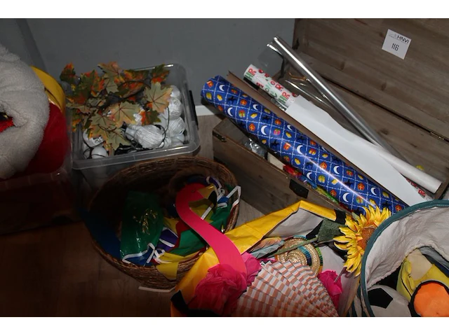 Decoratiematerialen, inpakpapier, verkleedspullen enz. in kist, tassen, manden en kunststof kratten - afbeelding 4 van  7