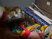 Decoratiematerialen, inpakpapier, verkleedspullen enz. in kist, tassen, manden en kunststof kratten - afbeelding 4 van  7