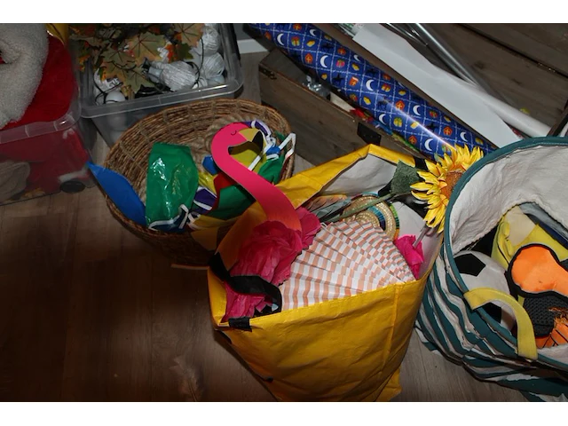 Decoratiematerialen, inpakpapier, verkleedspullen enz. in kist, tassen, manden en kunststof kratten - afbeelding 5 van  7
